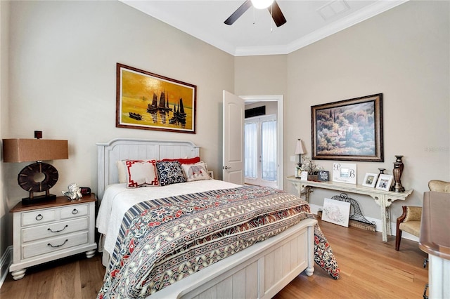 bedroom featuring light hardwood / wood-style flooring, crown molding, and ceiling fan