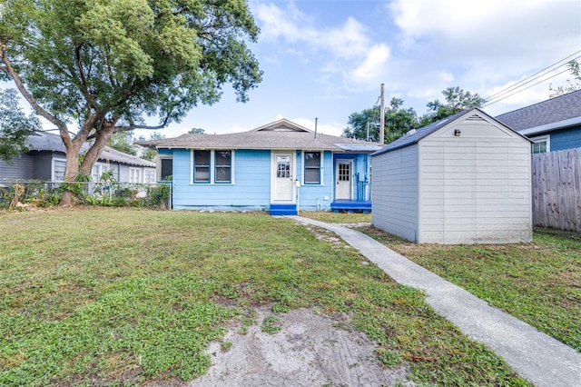 view of front facade featuring a shed and a front lawn