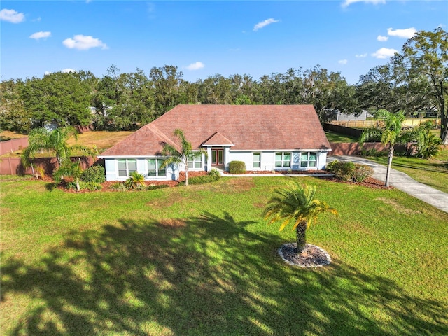 view of front of home featuring a front yard