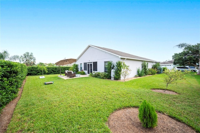 view of yard featuring outdoor lounge area