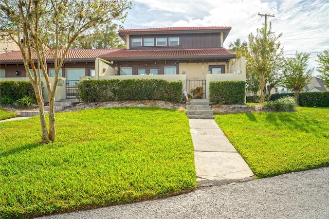 view of front of home featuring a front yard