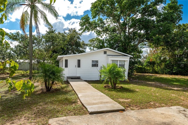 view of front of home with a front lawn