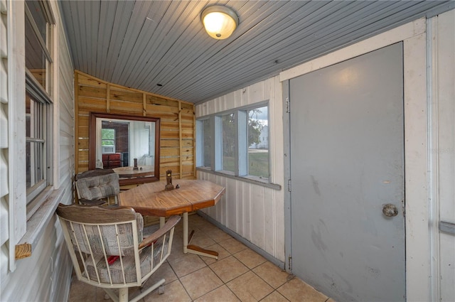 sunroom with lofted ceiling