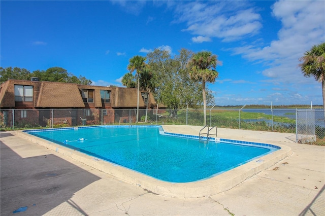 view of swimming pool featuring a water view