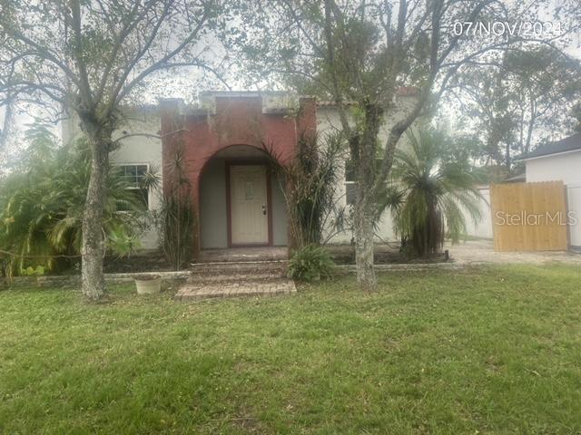 view of front of home featuring a front lawn