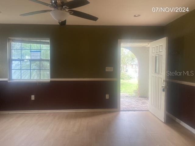 empty room with ceiling fan