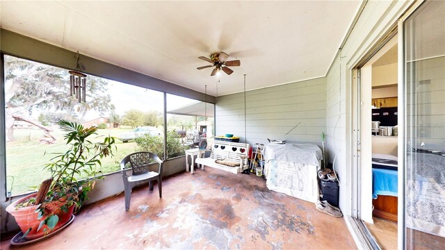 sunroom / solarium with ceiling fan