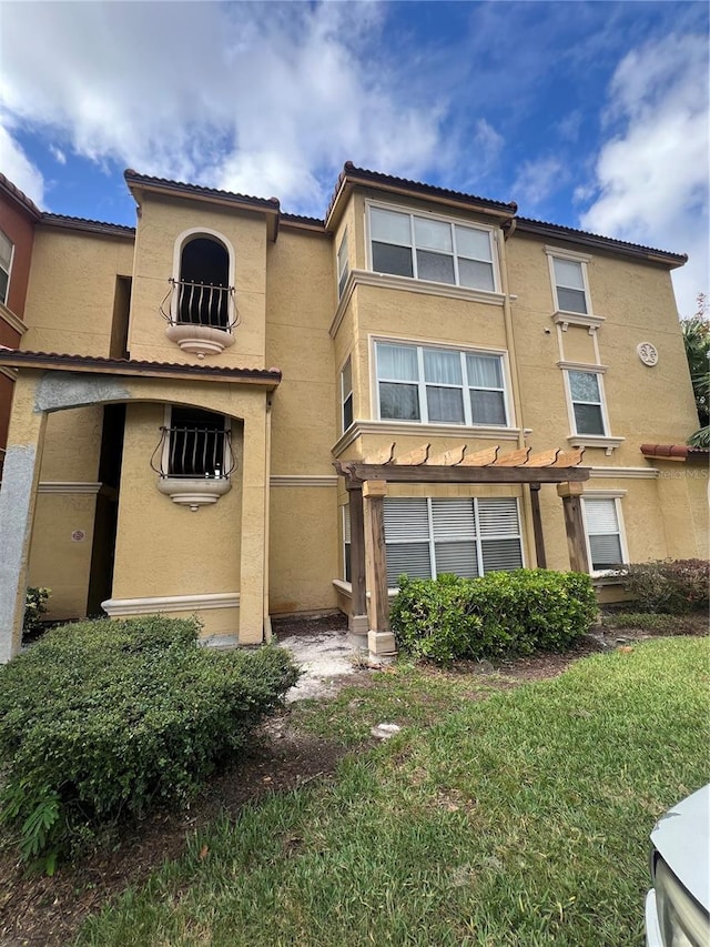 view of front of home with a front lawn