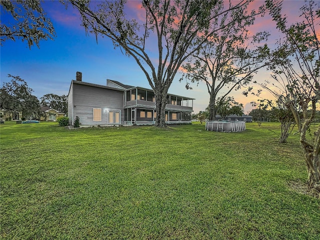 view of yard at dusk