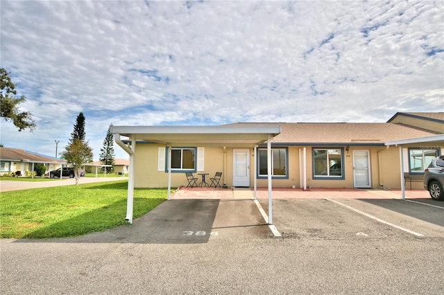 view of front of home with a front lawn