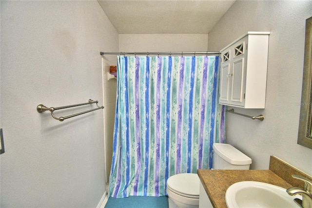 bathroom featuring a shower with curtain, vanity, toilet, and a textured ceiling