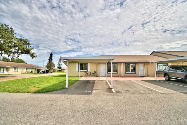 ranch-style home featuring a front lawn