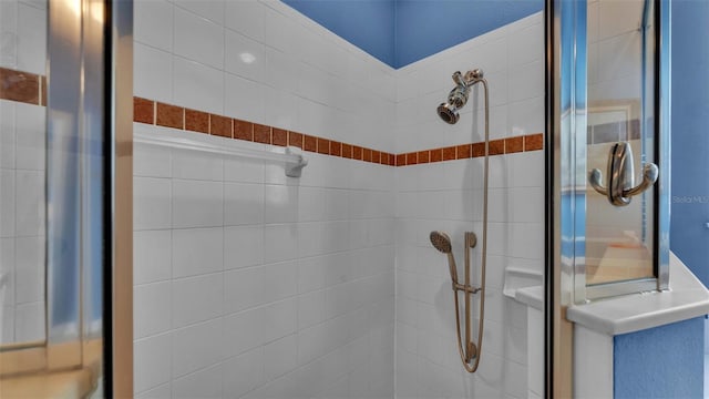 bathroom featuring tiled shower