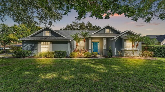 view of front of house featuring a lawn