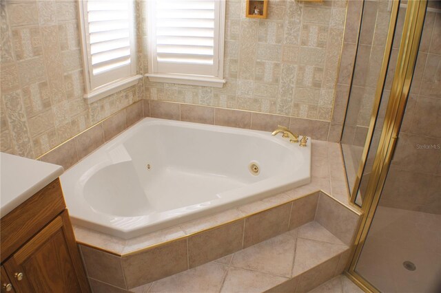 108 Lake Region Blvd N, Winter Haven, FL 33881 - bathroom with a shower stall, a whirlpool tub, and vanity