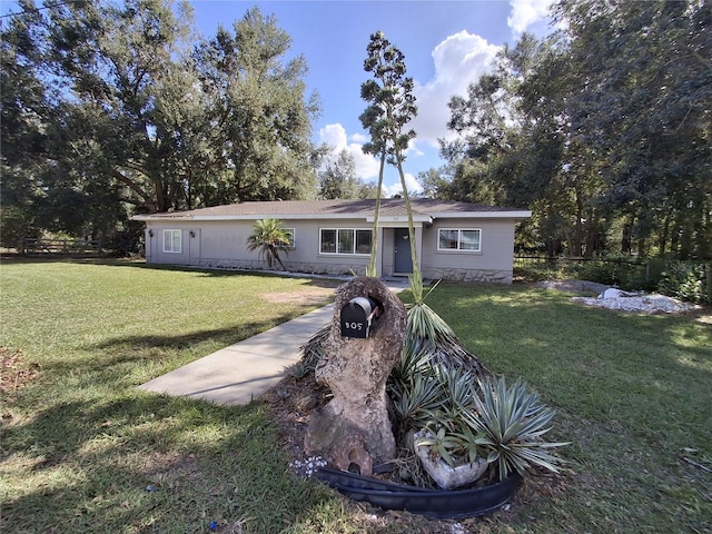 view of front facade with a front yard