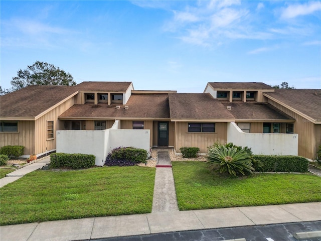 view of front of property with a front yard