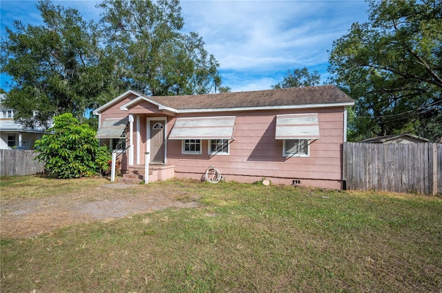 view of front of property featuring a front lawn