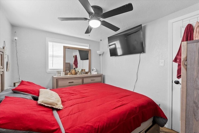 bedroom featuring ceiling fan and a textured ceiling