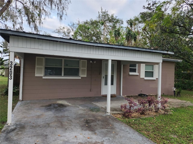 view of front of property featuring a carport