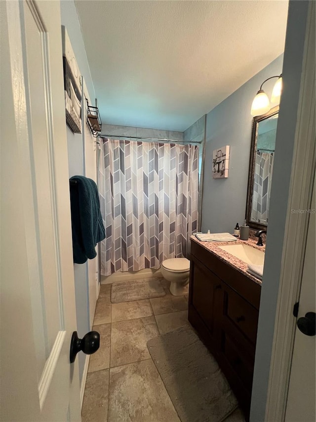 737 Butternut Pl, Lakeland, FL 33813 - bathroom with vanity, curtained shower, toilet, and a textured ceiling