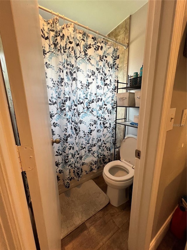 737 Butternut Pl, Lakeland, FL 33813 - bathroom with toilet, curtained shower, and wood finished floors