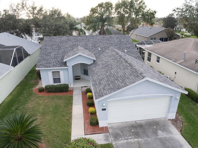 view of front facade featuring a garage and a front yard