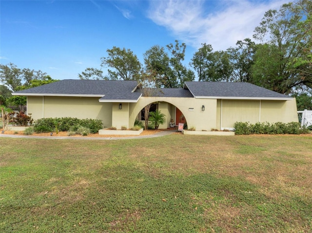 single story home with a front lawn