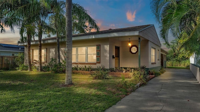 view of front of property featuring a lawn