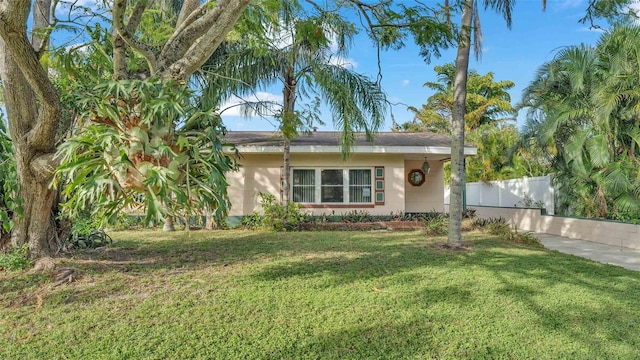 view of front of house featuring a front yard