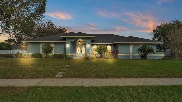 view of front facade featuring a lawn