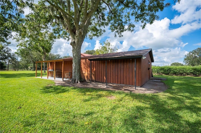 view of yard with an outdoor structure