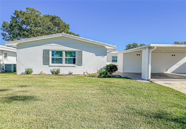 view of front facade featuring a front yard and a carport