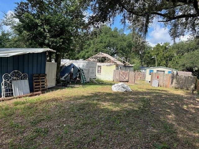 view of yard with an outbuilding