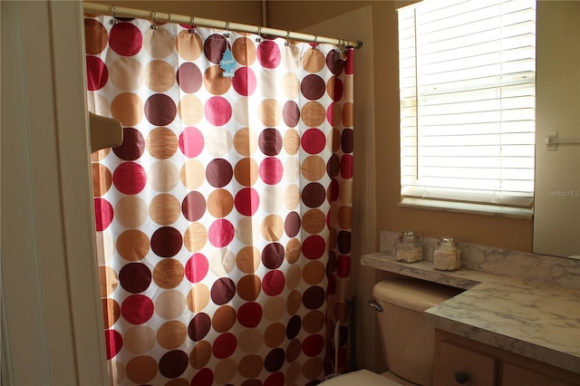 bathroom with a shower with curtain, vanity, and toilet