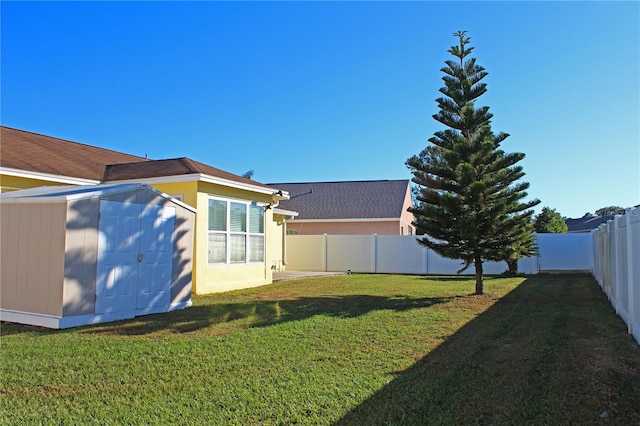 view of yard featuring a shed