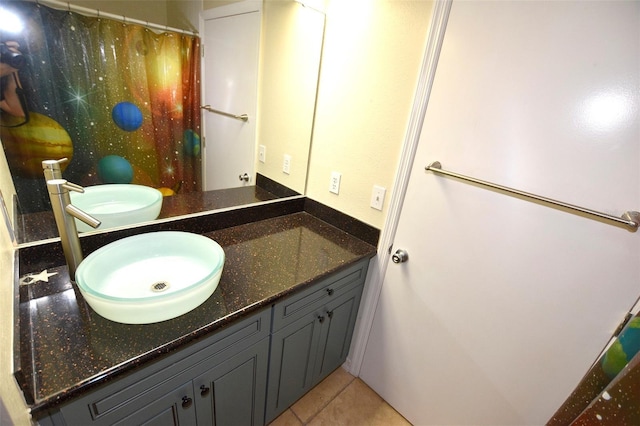 2556 Roslyn Ln, Lakeland, FL 33812 - full bath with a shower with curtain, tile patterned floors, vanity, and toilet