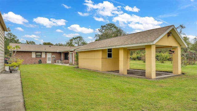 back of house featuring a lawn