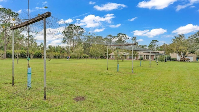 view of property's community featuring a lawn