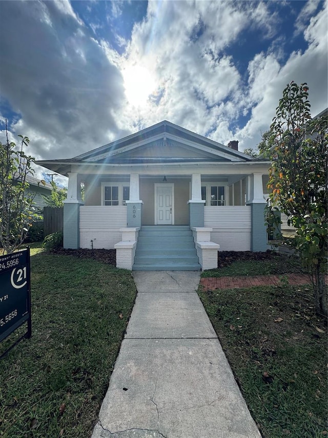 view of front facade featuring a front lawn