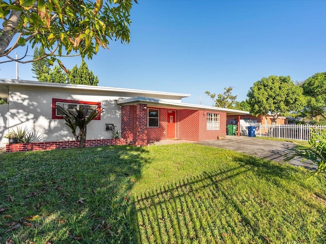 view of front of home featuring a front lawn