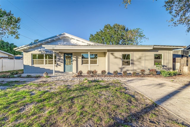 single story home with a porch