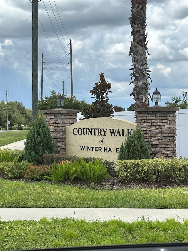 view of community / neighborhood sign