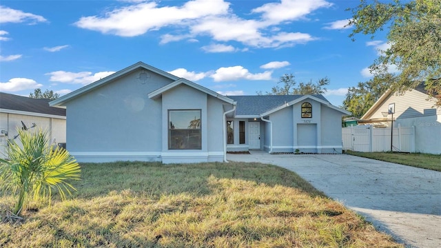 view of front of house featuring a front lawn