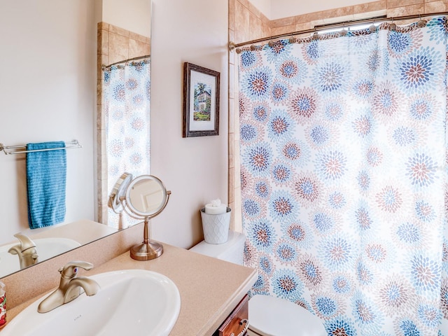 bathroom with a shower with curtain, vanity, and toilet