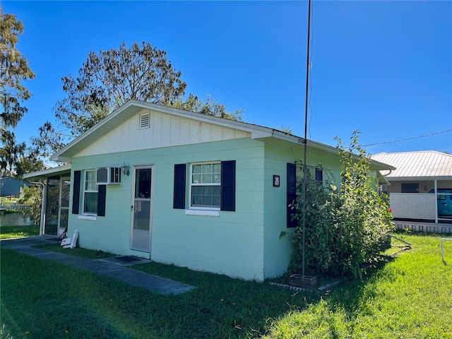 view of front of property featuring a front lawn