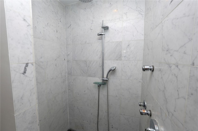 bathroom featuring a tile shower