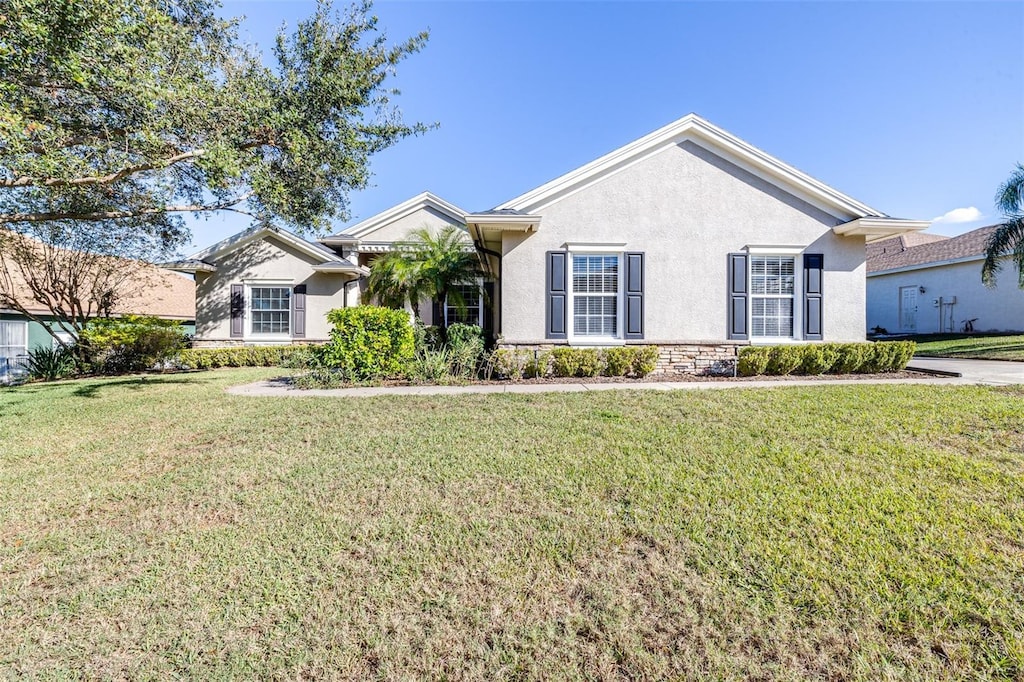 view of front of home featuring a front lawn