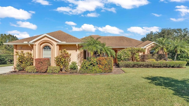 view of front of property featuring a front yard