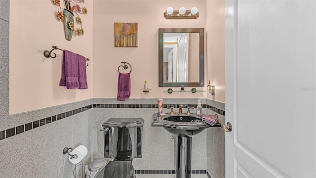 bathroom featuring tile walls